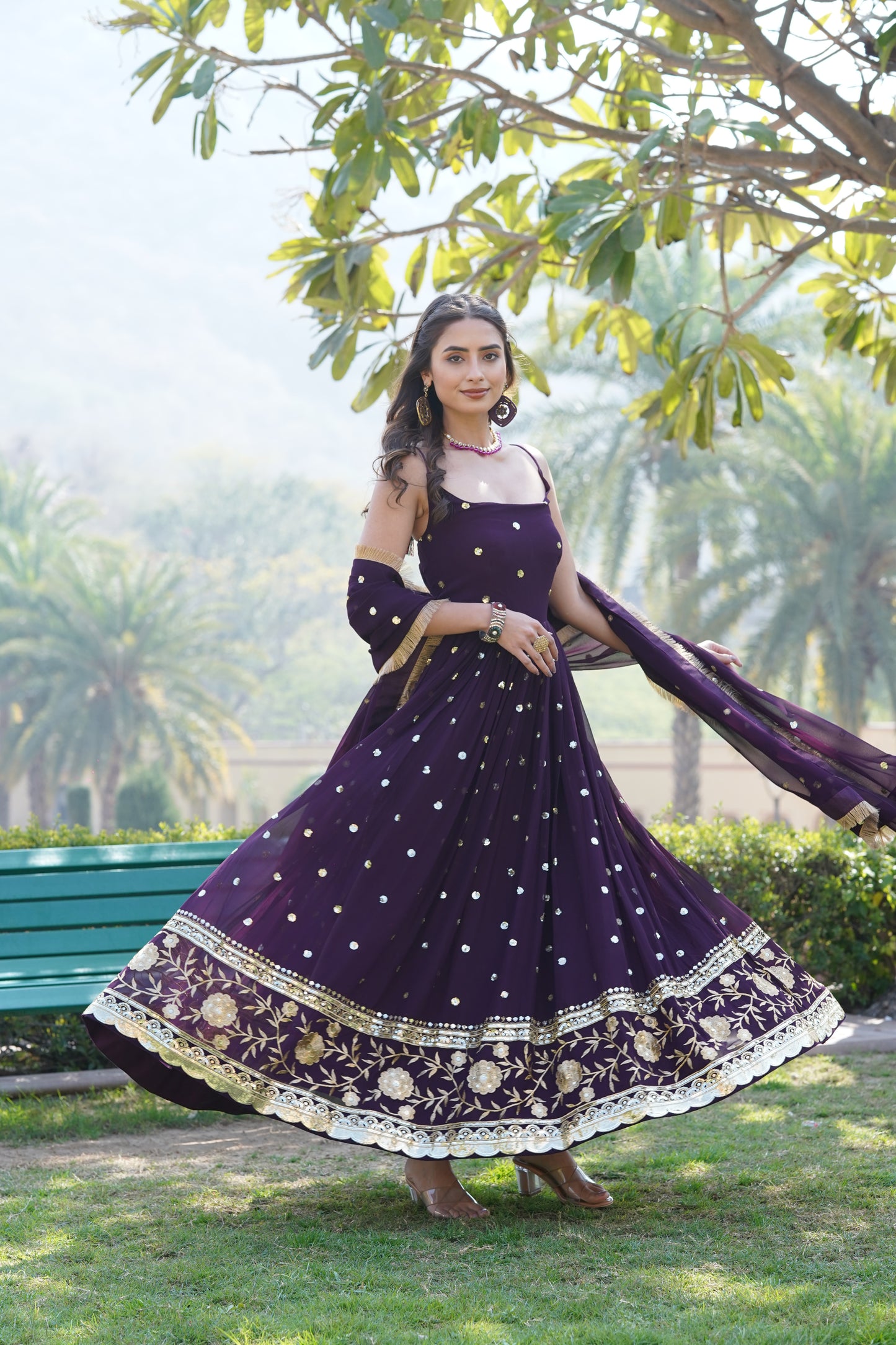 Sleevless elegant gown