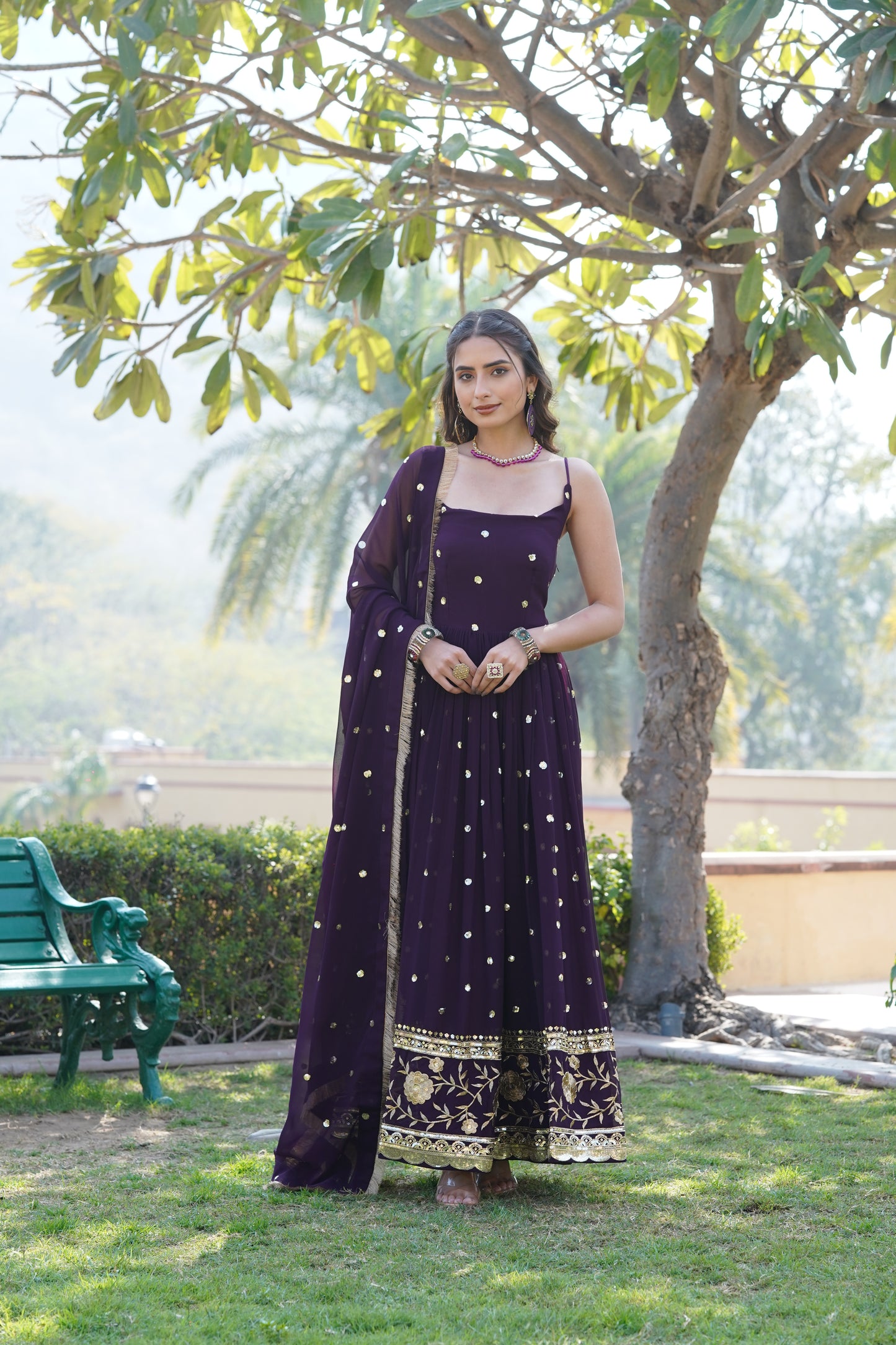 Sleevless elegant gown