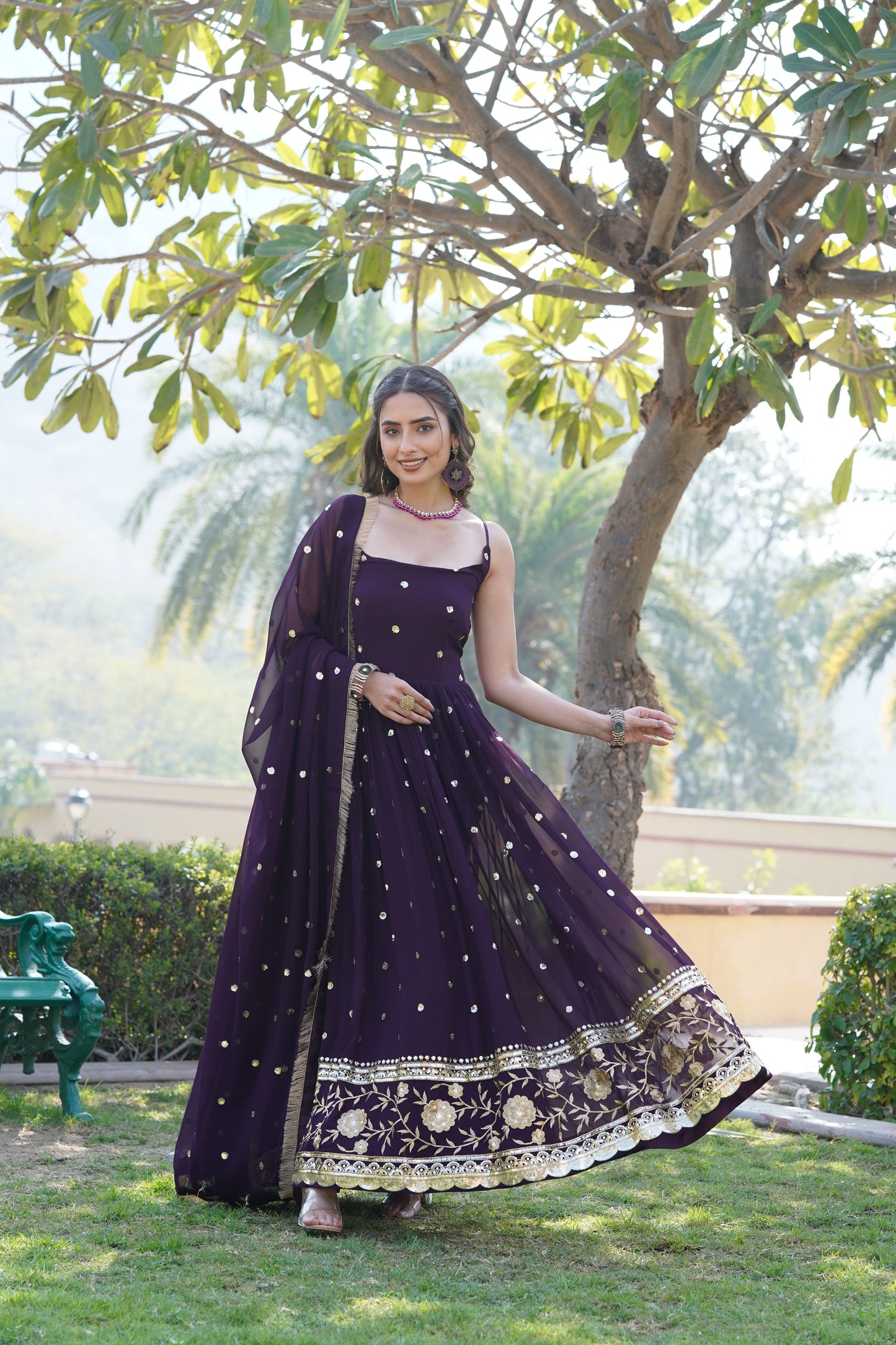 Sleevless elegant gown