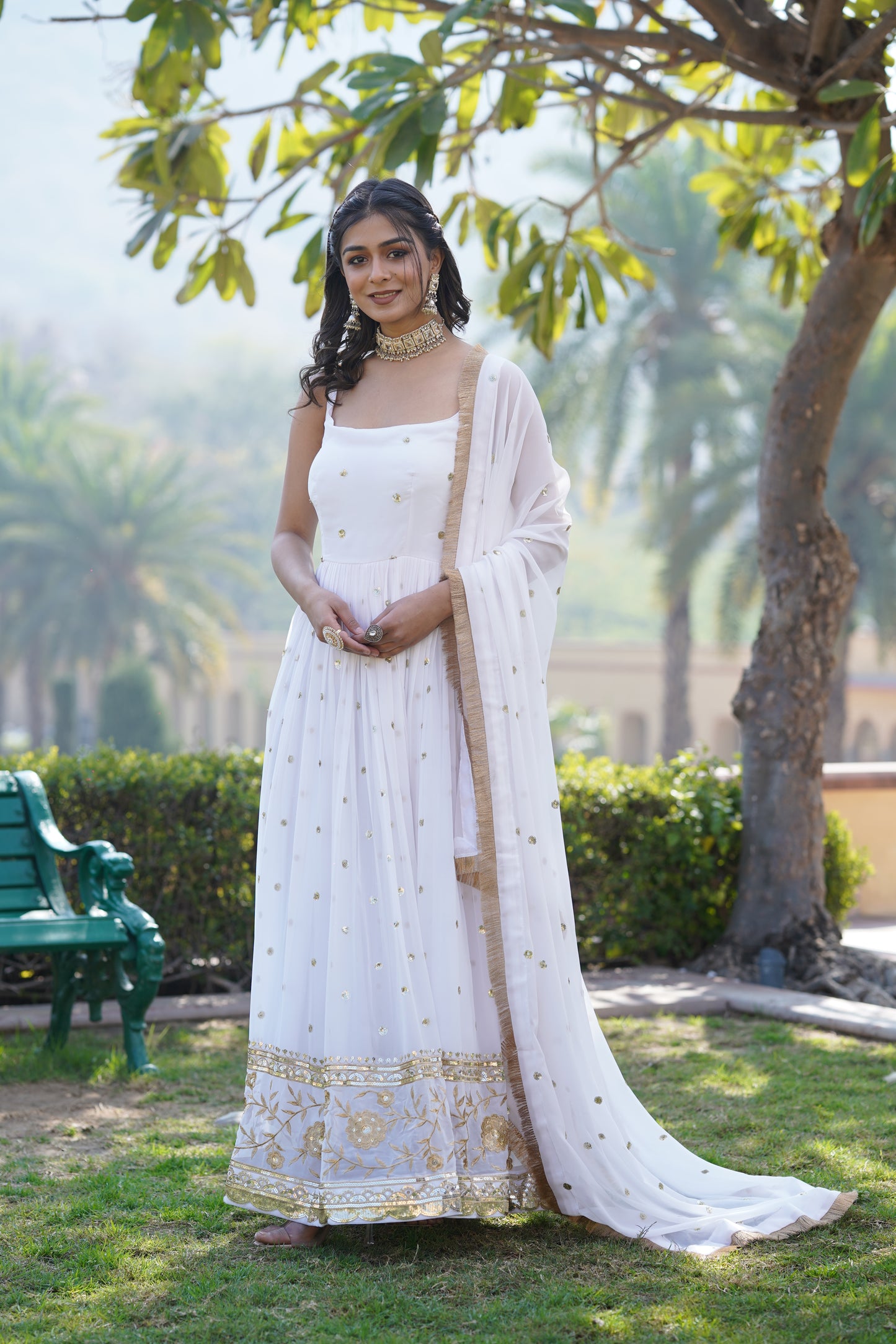 Sleevless elegant gown